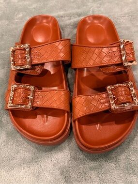 CUSHIONAIRE Loft Women's Slide Sandal Woven Double Buckle Cognac Brown Size 8M